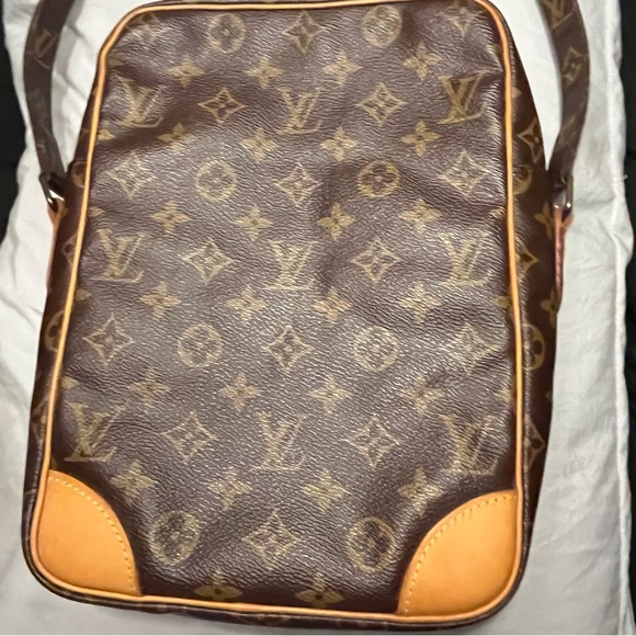 Gorgeous Auth Louis Vuitton Danube MM Crossbody Unisex EUC!!! - Picture 7 of 14